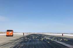 У Росії літак, підіймаючись у повітря, розгубив десятки золотих зливків