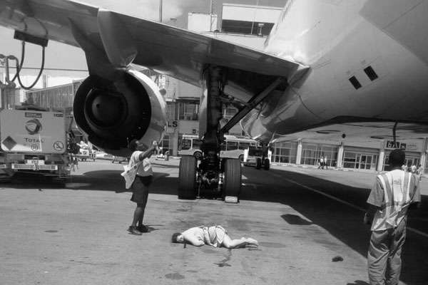 Член екіпажу компанії Emirates випав з літака 