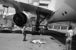 Член екіпажу компанії Emirates випав з літака 