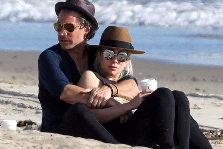 Кристиан Карино и Леди Гага - Папарацци застукали Леди Гагу на пляже с возлюбленным