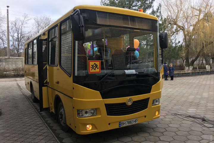 Школа в Холодній Балці отримала новий комфортабельний автобус