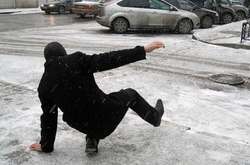 Столичних водіїв і пішоходів попереджають про ожеледицю