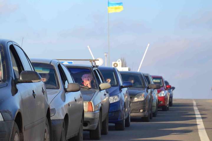 На Донбасі у пунктах пропуску застрягли 250 авто