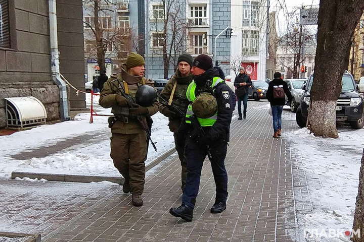 Правительственный квартал в Киеве патрулируют автоматчики (фото)