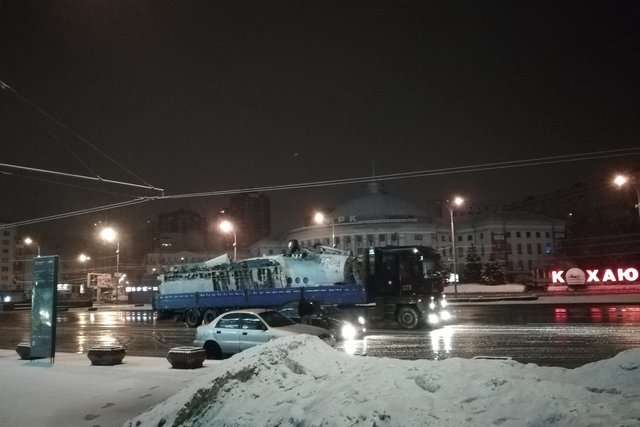 Незвичний вантаж: вулицями Києва везли літак (фото)