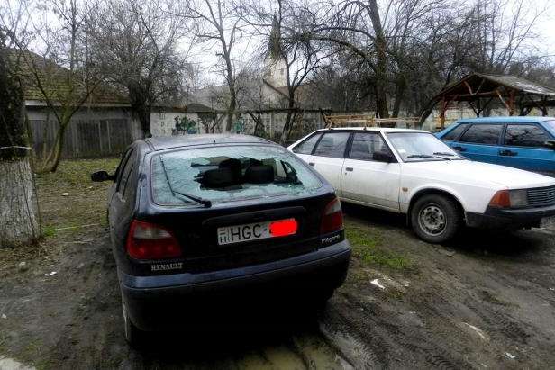 Невідомі на Закарпатті потрощили автомобілі з угорськими номерами 