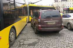 Центр Киева парализован из-за джипа героя парковки (фото)