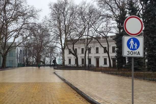 На Пушкінській та Преображенської встановили нові дорожні знаки