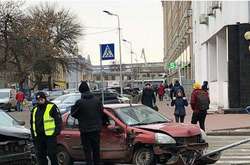 На Подолі ДТП: серйозно постраждали дві іномарки і дорожній знак (фото)