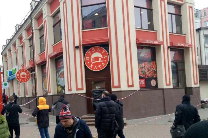 У київському ресторані знайдено чоловіка з перерізаним горлом