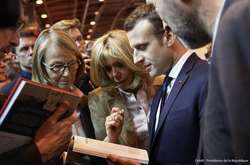 Макрон опустил Россию на Парижском книжном салоне