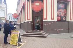 Експерти-криміналісти працюють у ресторані на місці загибелі чоловіка