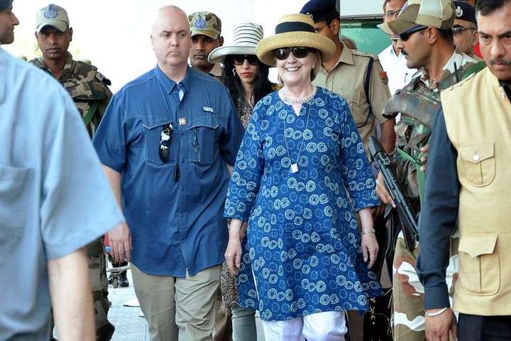 Клінтон в Індії потрапила до лікарні 