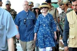 Клінтон в Індії потрапила до лікарні 