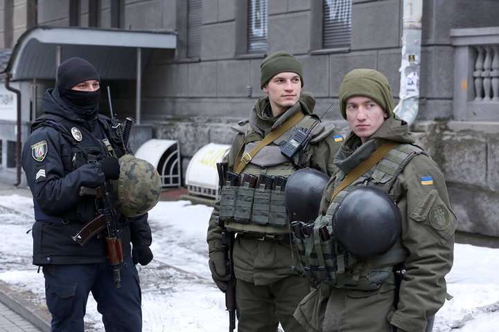 В МВД объяснили появление в Киеве патрулей с автоматами 