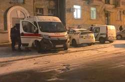 У Києві на Подолі виявили чоловіка у крові та з побитою головою