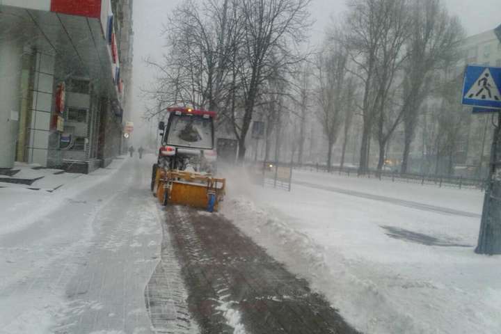 У столиці показали, як чистять вулиці від снігу: фото