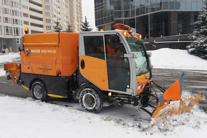 Майже 400 одиниць техніки розчищають Київ від снігу 