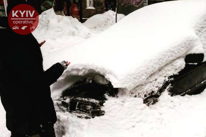 Київ: дівчина думала, що її машину вкрали, а її просто засипало снігом