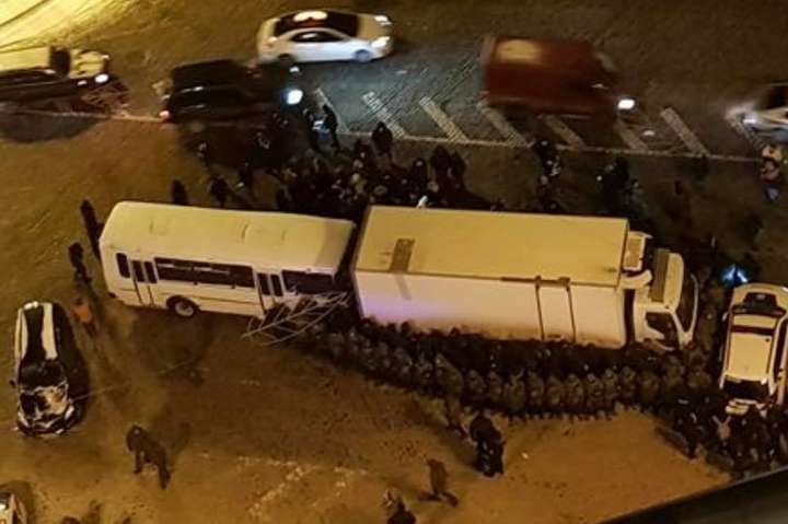 У Києві на Європейській площі поліція заблокувала авто соратників Саакашвілі