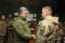 Порошенко на Донбасі вручив ордени та медалі військовим