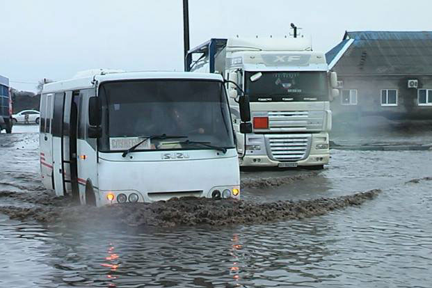 На Полтавщині затопило дорогу на Кременчук