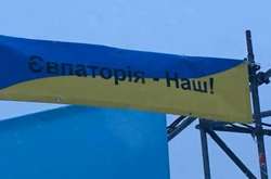 Ялта - наш: На Майдані в Києві встановили конструкції з пародійними гаслами