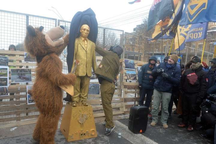 У столиці біля посольства Росії з’явився «золотий» Путін та ведмідь з балалайкою