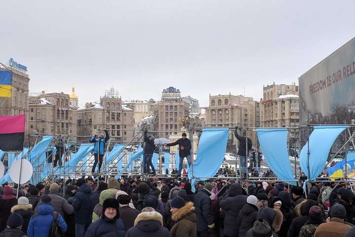 Перегороджений Майдан: активісти розбирають металеві конструкції (відео)