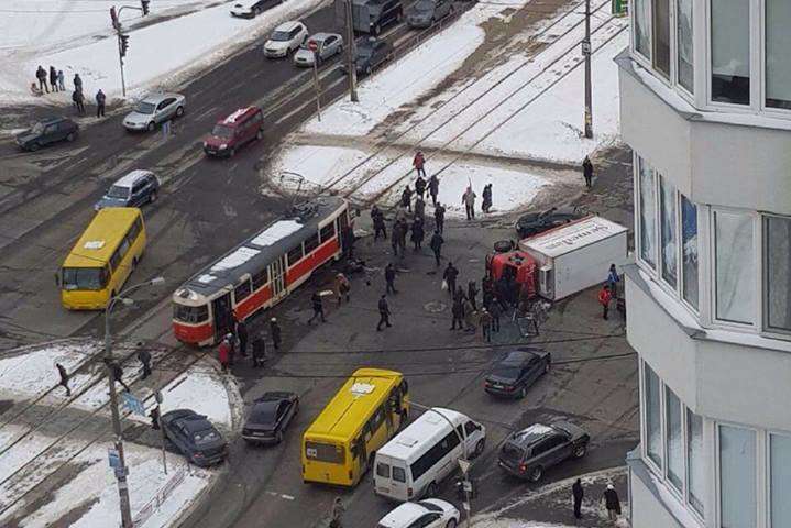 На Харківському масиві після зіткнення з трамваєм перевернулася вантажівка