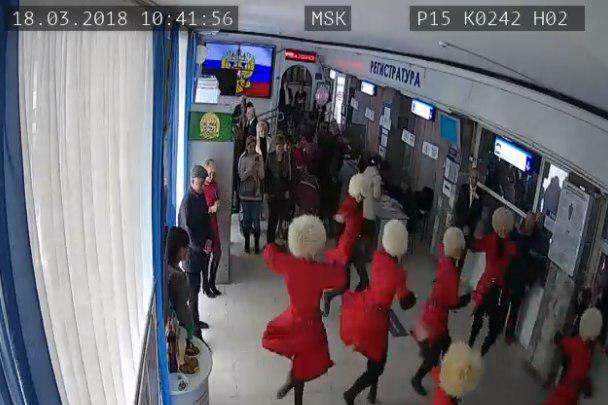 Національне свято? Росіяни на виборчих дільницях танцюють лезгінку та водять хороводи