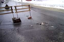 У Полтаві з-під землі заструменіло смердюче джерело (відео)