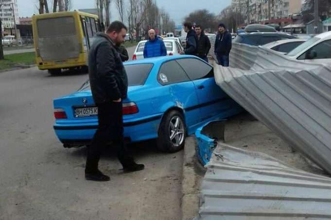 У Суворовському районі автомобіль зніс паркан стоянки