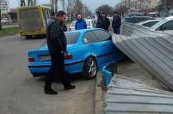 У Суворовському районі автомобіль зніс паркан стоянки