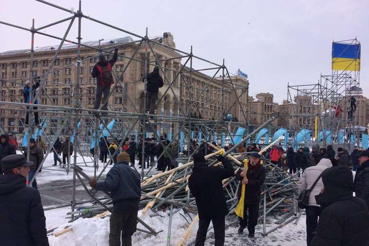 На Майдані перебуває голова СБУ