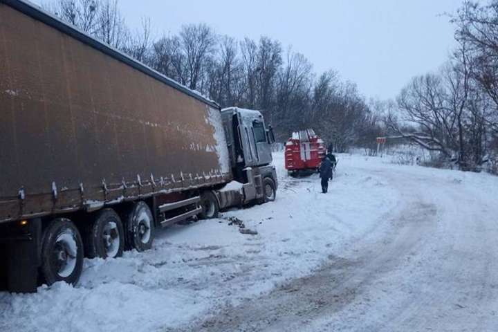 Рятувальники Вінниччини звільнили автомобілі зі снігового полону
