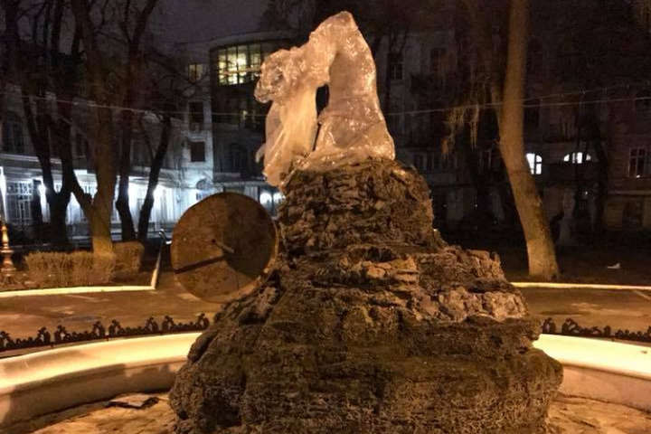 Вандали пошкодили фонтан в одеському Пале-Роялі