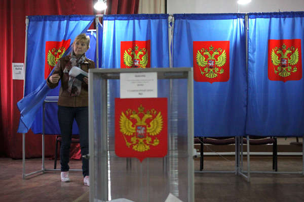 У Петербурзі на виборчу дільницю масово звозять безхатченків