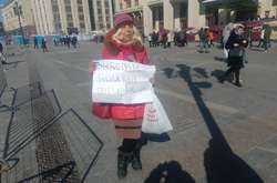 У Росії затримали активістку за стрічку в кольорах прапора України