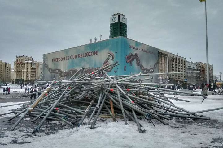 Активісти розібрали конструкції із українською символікою на Майдані: фото, відео