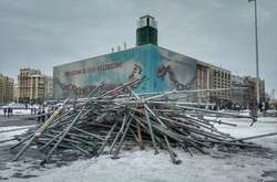 Активісти розібрали конструкції із українською символікою на Майдані: фото, відео