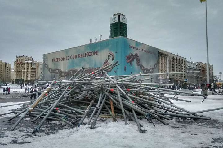 Розібрані конструкції - Навіщо вандали у Києві зруйнували виставку «Дзеркало історії: мені болить Крим»?