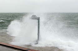 Біля берегів Одеси бушує море (фото, відео)