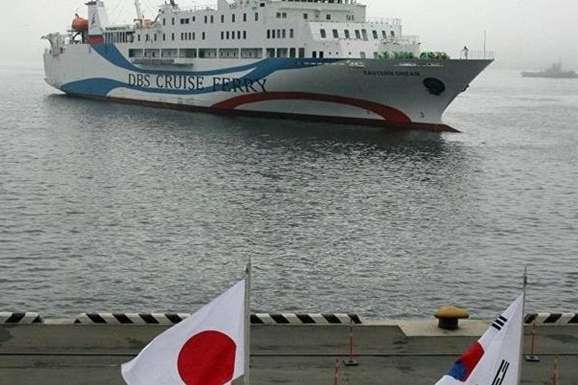 В Японії пасажирський паром врізався в маяк
