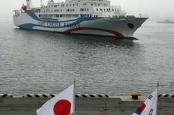 В Японії пасажирський паром врізався в маяк