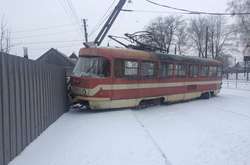 У Запоріжжі трамвай зійшов з рейок і врізався в огорожу