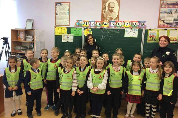 Безпека дітей по-європейськи: школи Києва почали отримувати світловідбиваючі жилети