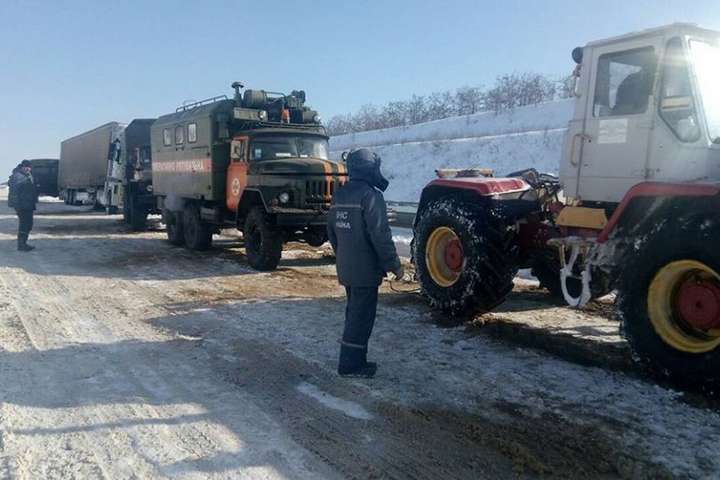 На Одещині рятувальники розблокували багатокілометровий затор