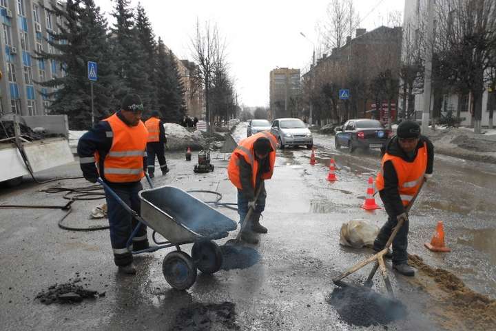 Київські шляховики звітують, як під снігом і водою латають дороги