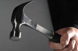 На Оболоні на вулиці чоловік із молотком напав на жінку